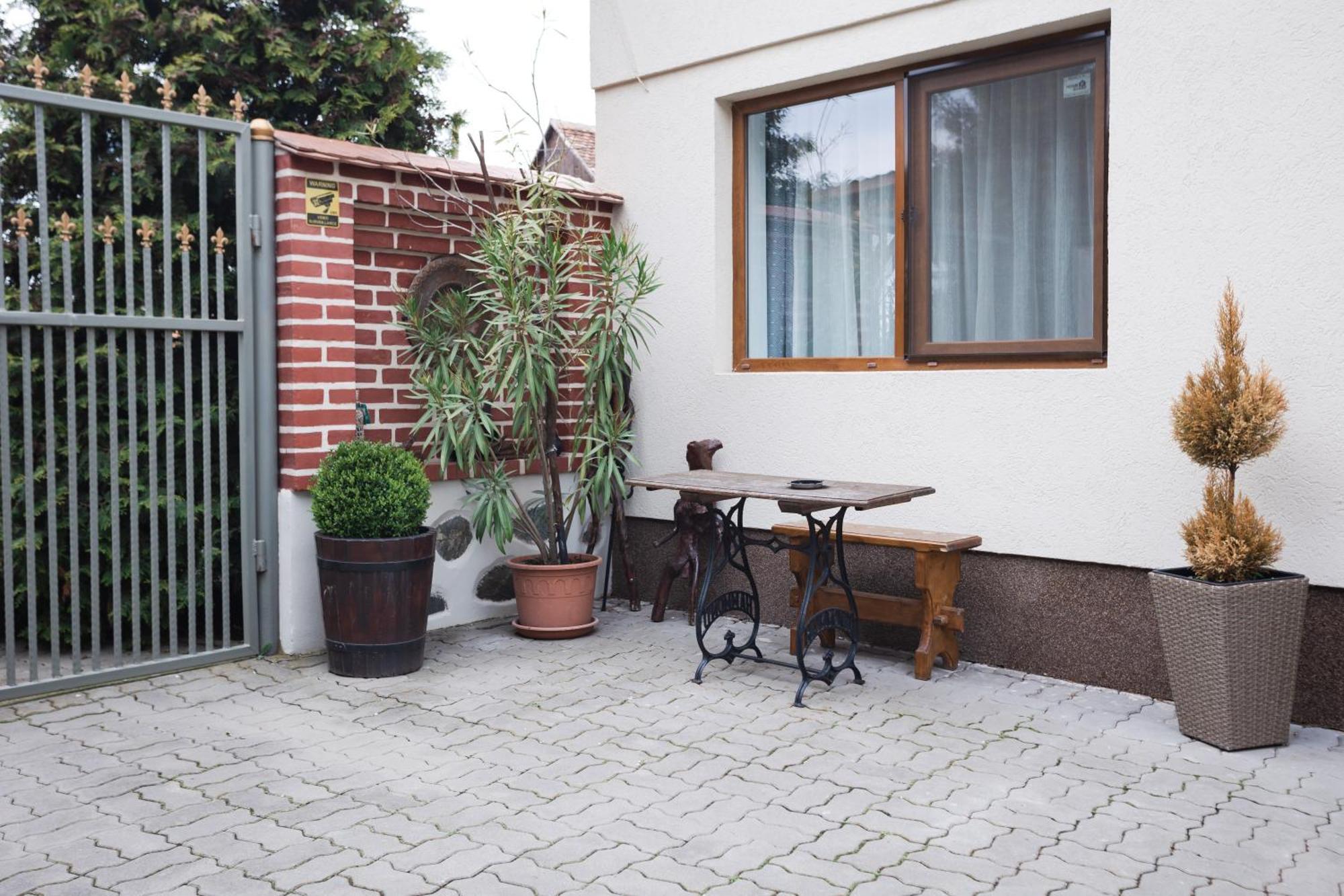 Christian Haus Sibiu Hotel Bagian luar foto